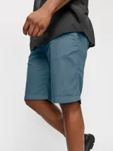 Short chino de lino color celeste, de corte relajado, cintura media y ajuste cómodo. Cuenta con cintura elástica con cordón ajustable, bolsillos frontales y traseros funcionales.