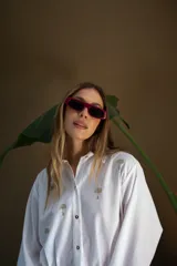 Lentes de sol rectangulares color negro con marco grueso.