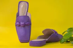 Mocasín descalzo color lila de cuero con grabado de serpiente y aplique al tono.