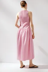 Vestido midi de cuello redondo y sisa, con estampado de cuadros vichy en color rojo y blanco. Tejido elástico tipo nido de abeja.
