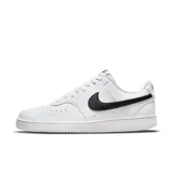 Championes urbanos Nike Court Vision Bajo Next Nature de mujer, color blanco con logo Swoosh en negro. Confeccionados en cuero sintético con perforaciones en la puntera y suela de goma.