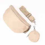 Riñonera color beige con correa ancha de tela estampada con motivos geométricos en tonos beige y marrón. Incluye monedero redondo con cierre.