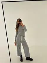 Pantalón gris de morley de algodón, corte ancho y cintura con cordón ajustable.