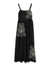 Vestido largo negro de algodón orgánico, con tirantes finos y bordados florales blancos.