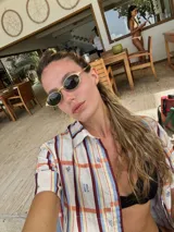 Camisa corta oversize con botones en el frente, de lino y algodón, con estampado a cuadros en tonos celeste, rojo y blanco.