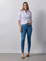 Jegging de denim azul con pretina elastizada, corte slim fit, bolsillos delanteros simulados y bolsillos traseros aplicados.