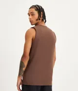 Musculosa básica de hombre, color beige claro, con cuello redondo y sin mangas.