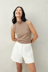 Top negro sin mangas de cuello alto tipo polera.