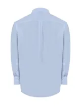 Camisa de hombre celeste a rayas verticales azules, de corte regular, con cuello abotonado, bolsillo en el pecho con logo bordado y mangas largas con puños abotonados.