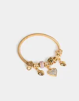 Pulsera elástica dorada con dijes de metal y strass.
