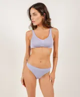 Soutien blanco de microfibra sin costuras, tipo top, sin aro ni copa, con breteles anchos.