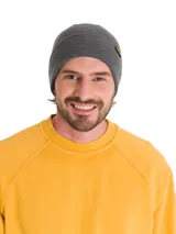Gorro de lana amarillo con logo negro en el lateral.