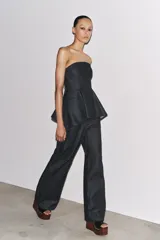 Pantalón de jean azul oscuro, de tiro bajo, corte wide leg y cinco bolsillos.