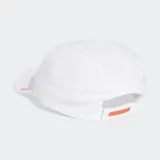 Gorro deportivo Adidas Adizero color blanco con logo de la marca en naranja.