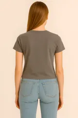 Remera gris con estampado de una estrella con animal print.