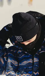 Gorro de lana negro con logo de Glassy Waves en blanco.