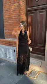 Pollera larga negra de encaje con forro interior corto.