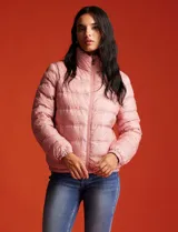 Campera puffer reversible Michael Kors color rosa con estampado de logos MK en un lado y liso en el otro. Tiene cierre central metálico, bolsillos delanteros y avíos metálicos con logo. Incluye bolsa autoportante.