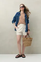 Short de vestir color blanco crudo, tiro alto, con pliegues frontales y bolsillos laterales.