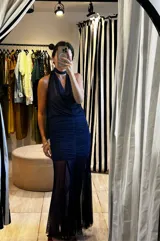 Top halter de microtul azul oscuro, con cuello tipo choker y drapeado fluido en el frente.