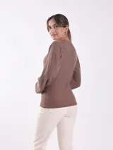 Blusa marrón de punto con mangas abullonadas y cuello redondo.