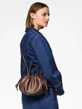Bolso marrón con correa ajustable y desmontable, correa para hombro y asa simple. Cierre magnético y bolsillo interior.