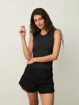 Short de jean negro con terminaciones desflecadas.