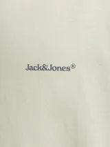 Camiseta de manga corta color beige, con cuello redondo y estampado en la espalda con el logo de la marca Jack & Jones.