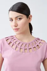 Remera color rosado con cuello redondo y diseño calado.