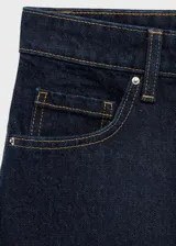 Short de jean de tiro alto color azul oscuro.