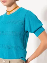 Sweater celeste tejido en bucle, de mangas cortas y largo a la primer cadera.