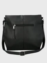Cartera bandolera negra de ecocuero con tachas plateadas. Tiene cierre principal con cremallera, solapa con bolsillo con cierre, bolsillo interior con cierre, bolsillo trasero con cierre y correa ajustable y removible.