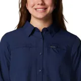 Camisa negra de manga larga para mujer, marca Columbia, modelo Silver Ridge 3.0. Confeccionada con tejido de secado rápido y protección solar UPF 50.