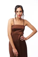 Vestido midi marrón de satén con breteles finos y corte al bies.