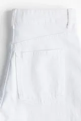 Pantalón de jean blanco de tiro alto y corte ancho.