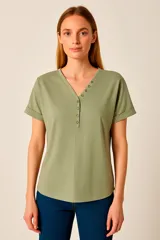 Remera color verde oliva con cuello en V y botones.