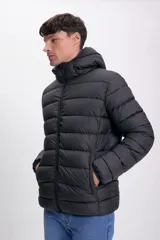 Campera negra capitoneada con capucha y cierre frontal. Diseño acolchado con bolsillos laterales y puños elásticos.