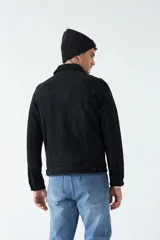 Campera de gamuza negra con cuello medio y bolsillos tipo cartera.