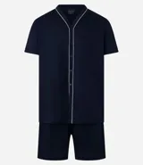 Conjunto de pijama corto azul marino con camisa de manga corta abotonada y short con cintura elástica. Presenta detalle de ribete contrastante en color blanco en el cuello, el frente de la camisa y el ruedo de las mangas.