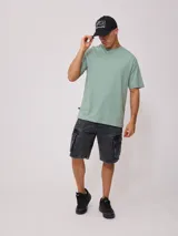 Bermuda de jean azul con bolsillos cargo laterales y corte a la rodilla.