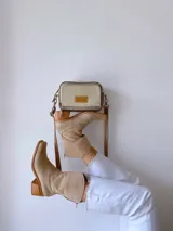 Botas texanas de cuero color visón, con tacón de madera y diseño elegante.