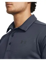 Chomba Under Armour de hombre, modelo Tech Polo. Color azul con finas rayas horizontales y logo de la marca en el pecho.