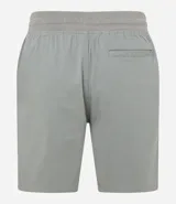 Bermuda masculina color crudo, de sarga, con cintura elástica ajustable con cordón y bolsillos laterales.
