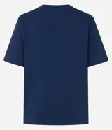 Remera azul marino de algodón con cuello redondo y mangas cortas. Presenta un estampado de barcos de vela blancos.