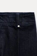 Pantalón de jean azul oscuro, de tiro alto y corte wide leg.
