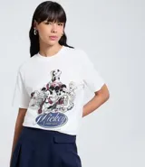 Remera blanca de manga corta, corte holgado, con un estampado central de personajes de Disney (Mickey, Pluto, Daisy, Donald y otros) y el texto "Mickey & Friends".