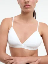 Bralette negro con breteles finos y corte triangular.