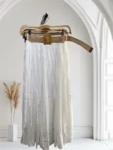 Pollera larga con forro y cinto de rafia.