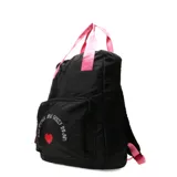 Mochila color beige con estampado de la frase "red lipstick and glossy brain" y un corazón rojo. Tiene asas superiores y tirantes ajustables en color verde agua, bolsillo frontal con cierre y herrajes plateados.