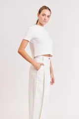 Pantalón de jean de tiro alto, corte recto y color crudo.